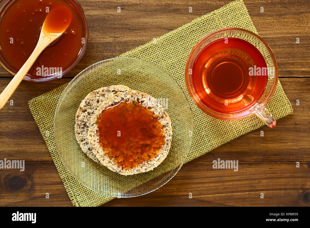 Rosa anca inceppata sul pane con Rose Hip Tea Foto Stock