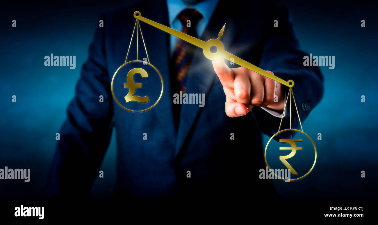Rupia indiana Outbalancing è la Lira sterlina Foto Stock