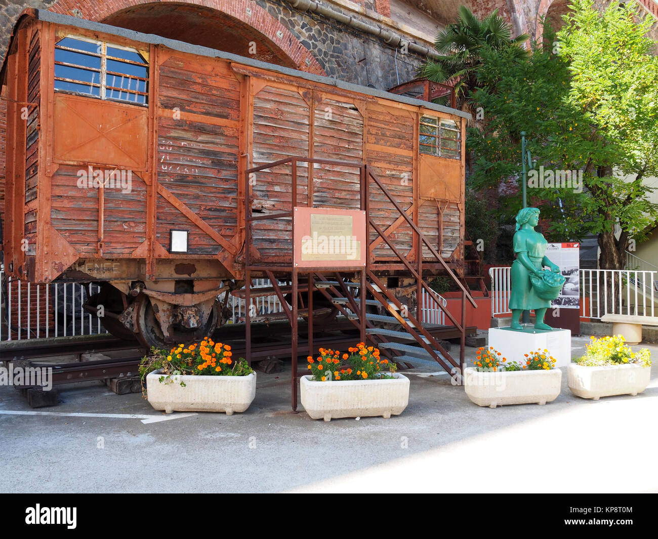 Il vecchio carro e scultura in Cerbere, Francia. Si tratta di un omaggio alle donne noto come Transbordeuses che ha lavorato nella stazione Cerbere dal 1878 al 1970. Foto Stock