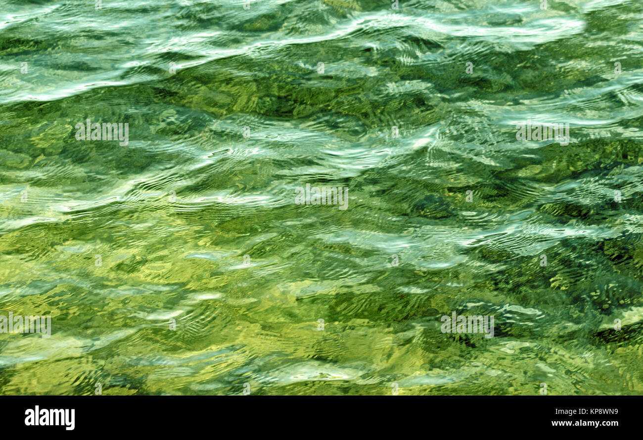 Acque verde smeraldo con morbide ondulazioni sulla superficie Foto Stock