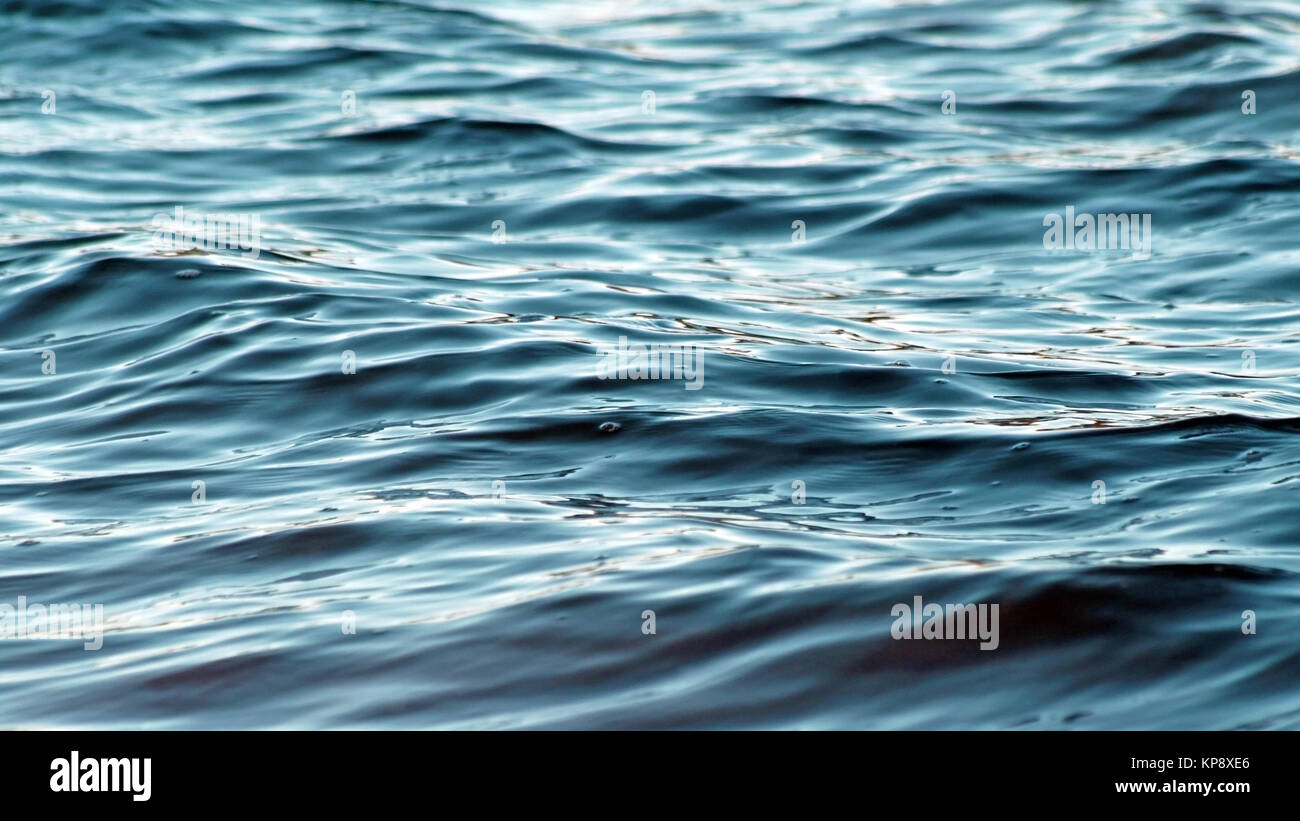 Bella calmare le acque turchesi con piccole ondulazioni sulla superficie Foto Stock