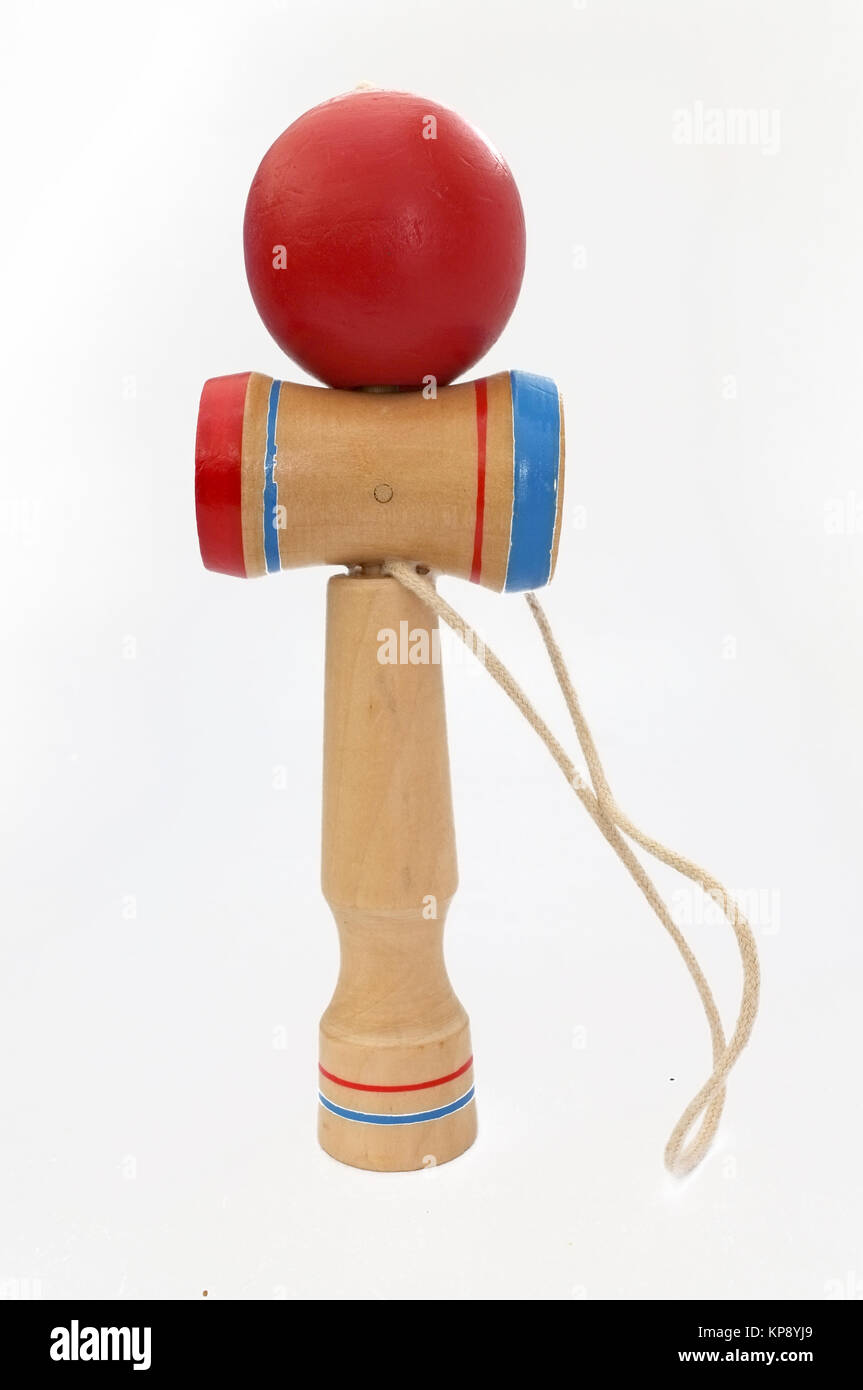 Kendama, un tradizionale giapponese del giocattolo consistente di una spada e una sfera collegati da una stringa, su sfondo bianco Foto Stock