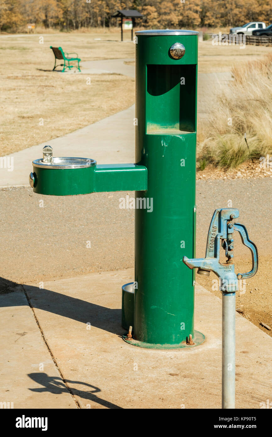 A Woodford e della pompa acqua potabile filtrata fontana situata in un parco pubblico con passeggiate e piste ciclabili. Oklahoma City, Oklahoma, Stati Uniti d'America. Foto Stock
