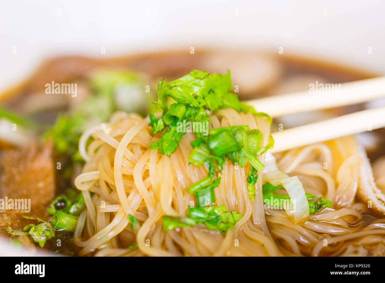 Piccola noodle Thailandese in stile Cinese con erbe closeup vegetale Foto Stock