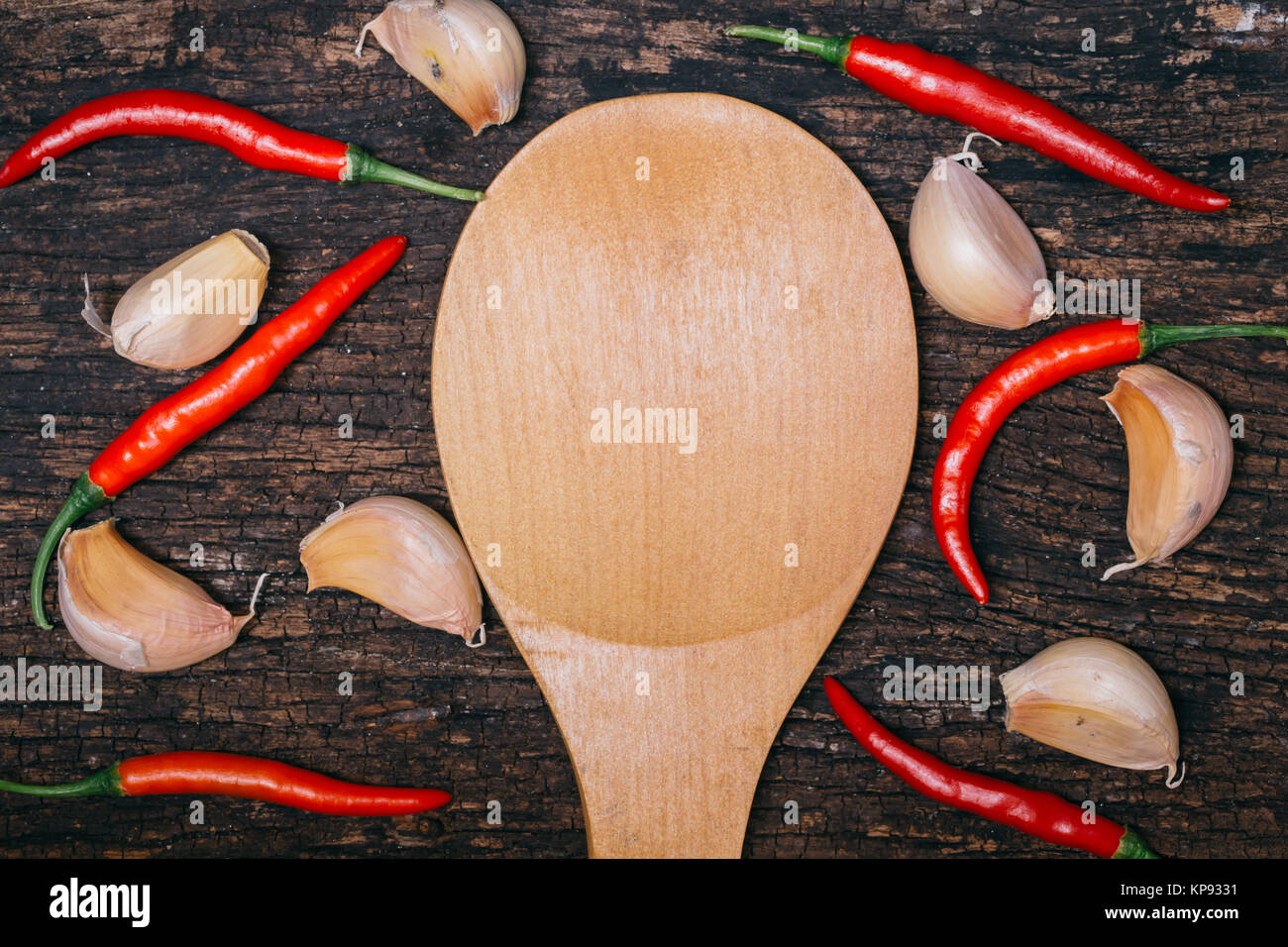Il peperoncino e aglio su legno con il cucchiaio di legno spazio per il testo per il cibo tailandese Sfondo menu Foto Stock