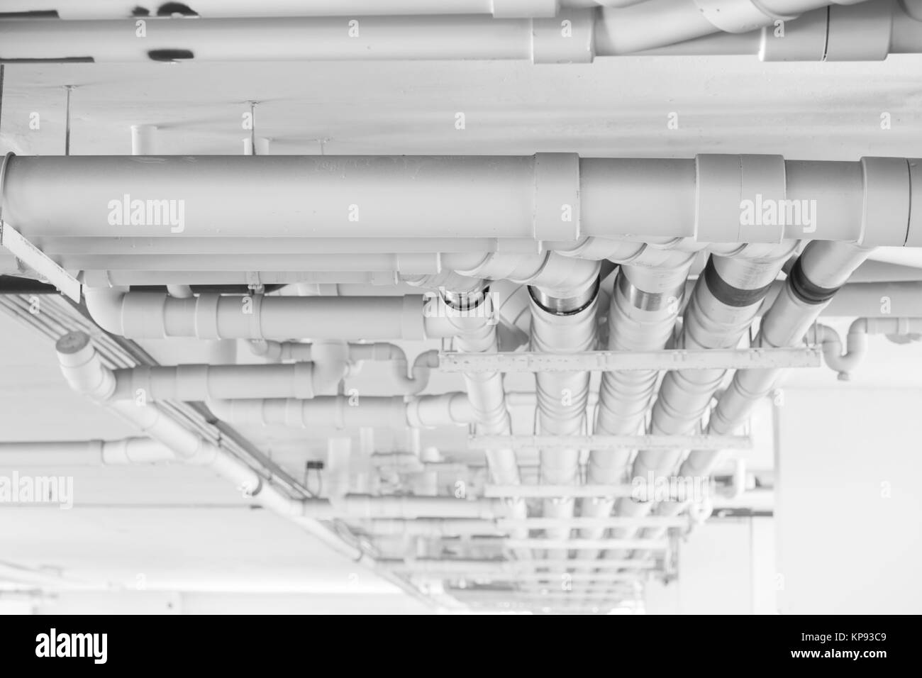 Tubo di acqua di ingegneria, pulire la linea di irrigazione sistema di trasporto nella costruzione Foto Stock