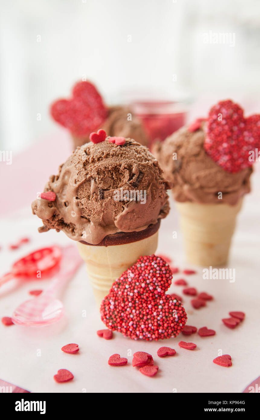 Gelato al cioccolato in piccole cialde Foto Stock