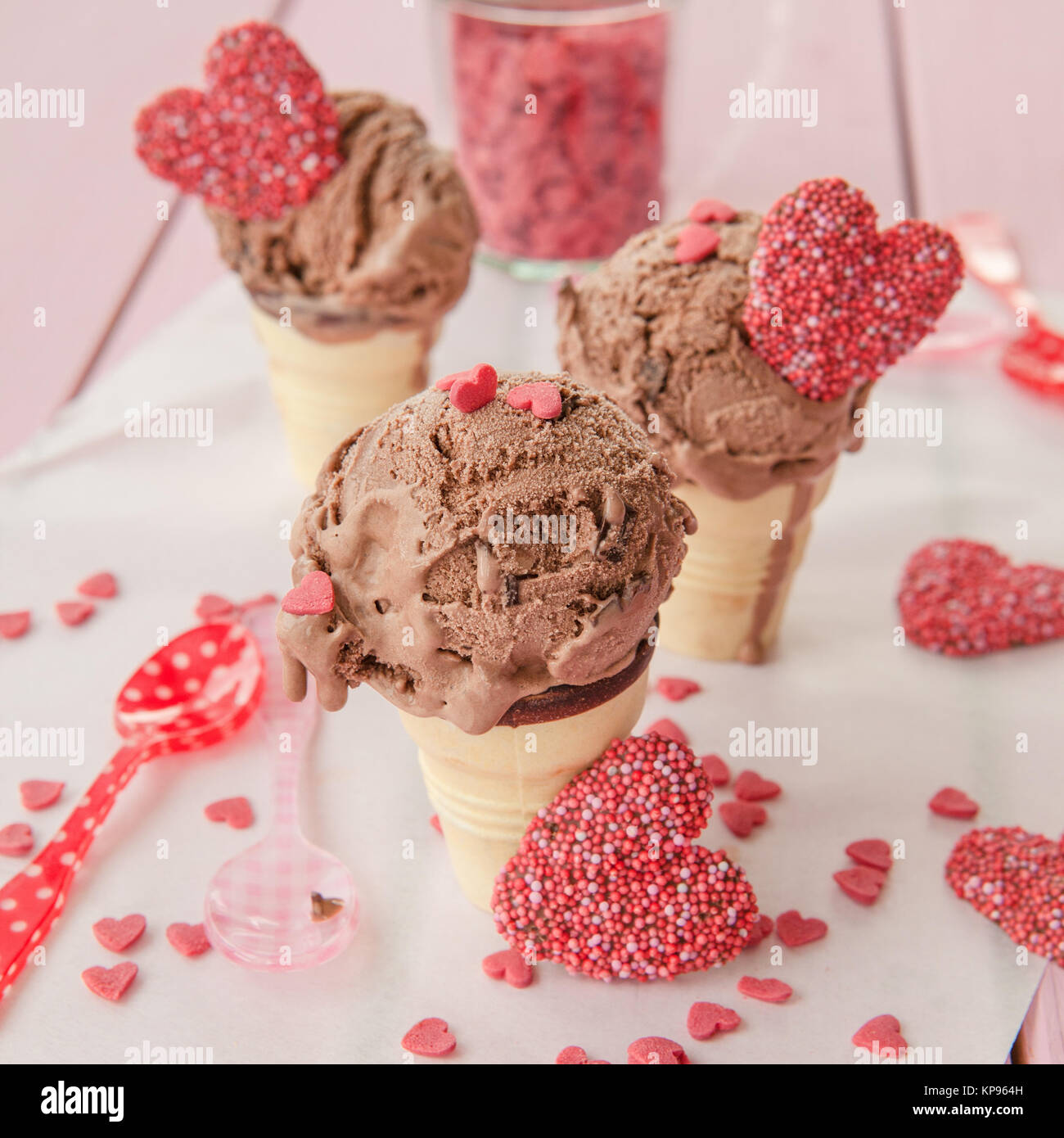 Gelato al cioccolato in piccole cialde Foto Stock