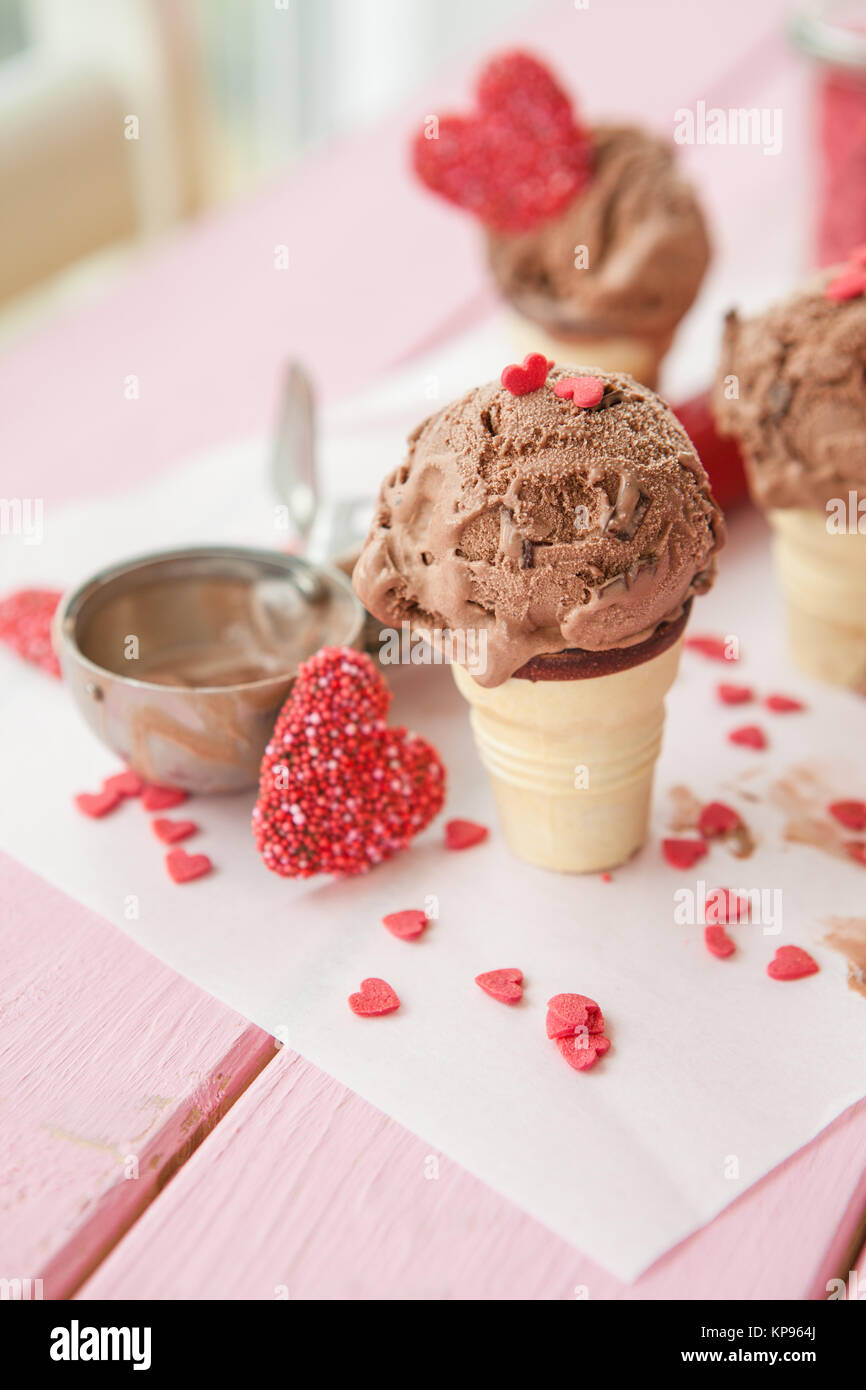 Gelato al cioccolato in piccole cialde Foto Stock