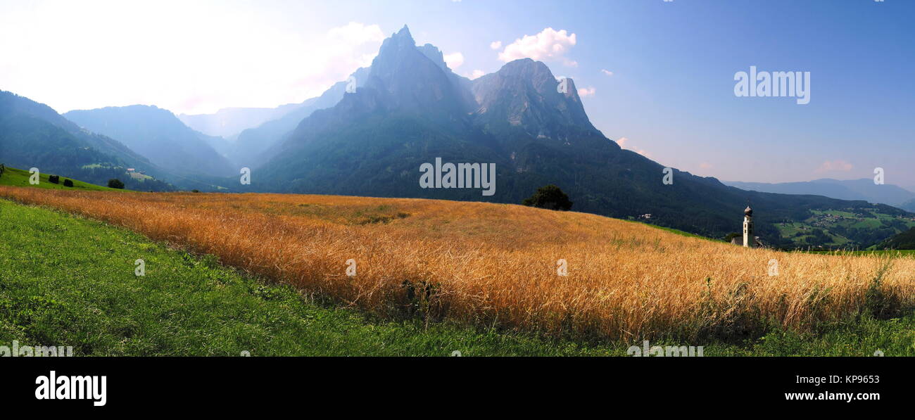 Santnerspitze und Sciliar in den Dolomiten Panorama Sommer im Foto Stock