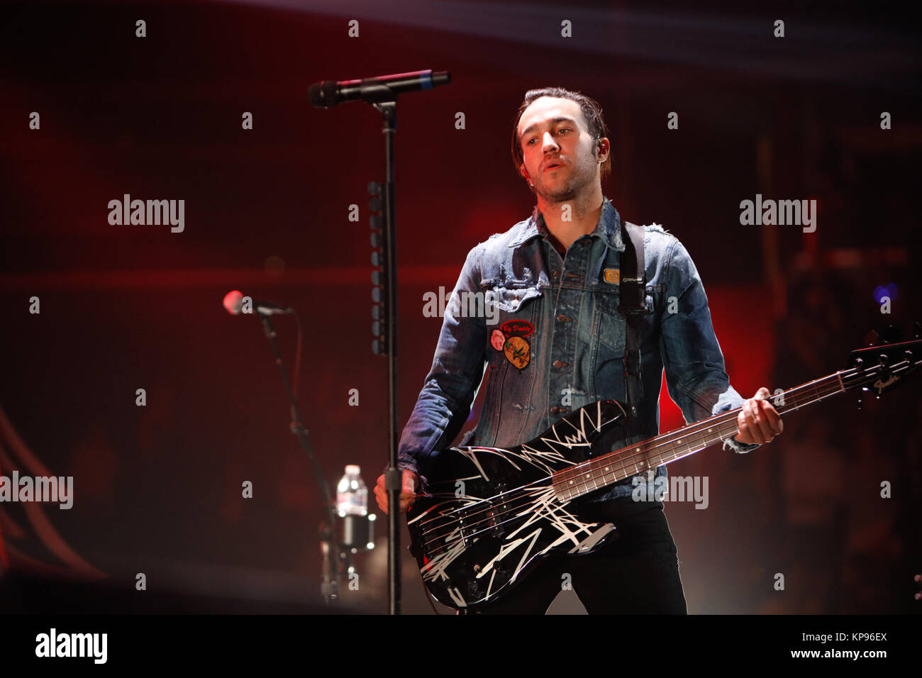 Fall Out Boy esegue a 99.5FM Jingle Ball presentato dalla capitale uno presso la capitale di un centro in DC di Washington il 12/11/17 Foto Stock