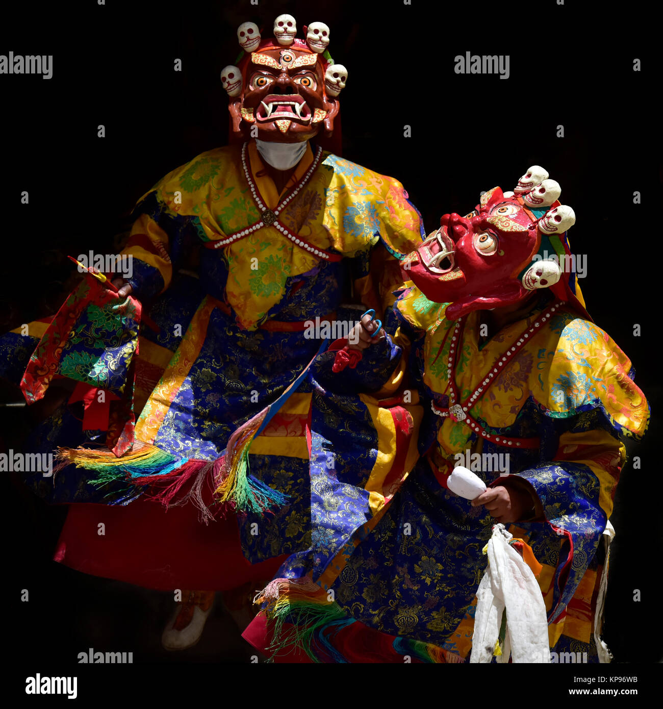 Tibetano costumi sacrale Mahakals rosso, le prestazioni della Mask Dance dai monaci alta iniziazioni tantrico sul festival buddista. Foto Stock