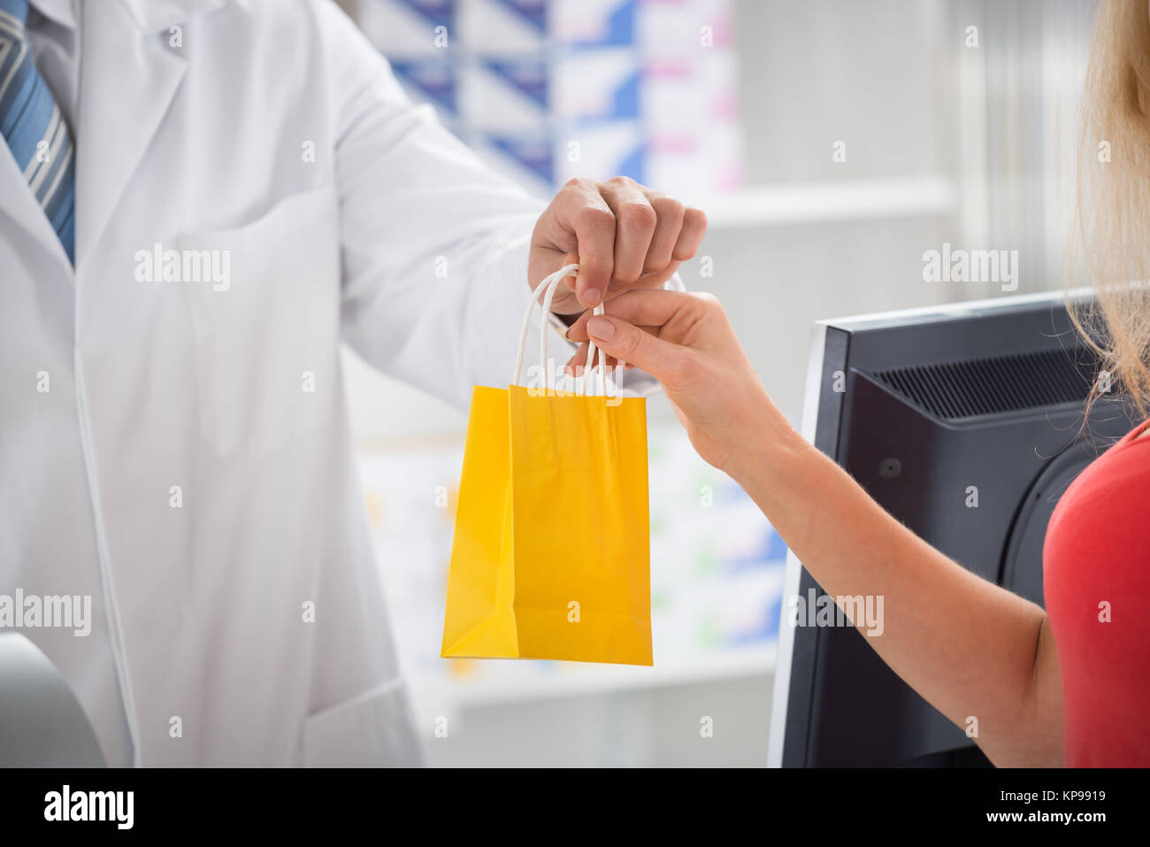 Il farmacista dando farmaci per il cliente Foto Stock