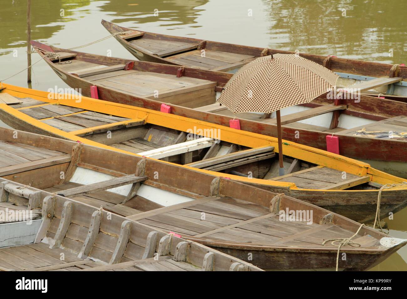 Barche in legno con ombrello sul fiume Thu Bon, Hoi An, Vietnam Foto Stock