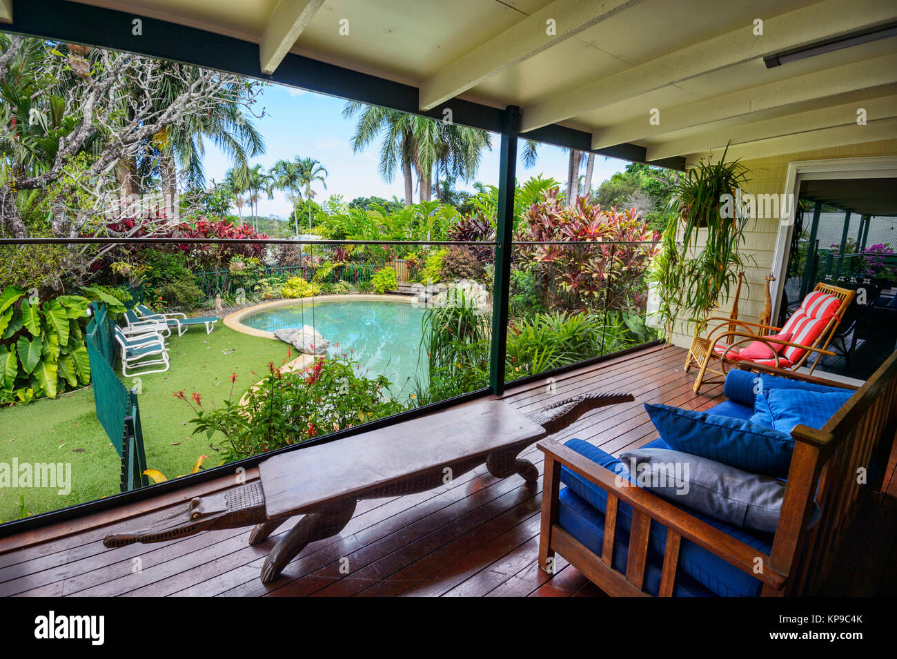 Tipica casa Queenslander in Wet Tropics con coperta e piscina, Cairns, estremo Nord Queensland, FNQ, QLD, Australia Foto Stock