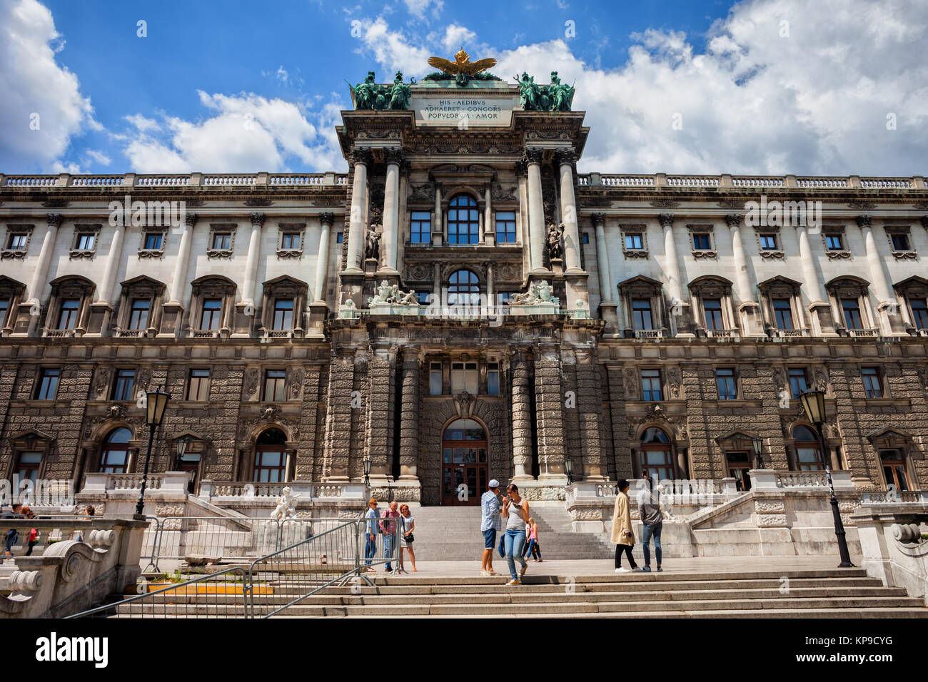Neue Burg ala del Wiener Hofburg complesso come visto da Burggarten, Vienna (Vienna), Austria e Europa Foto Stock