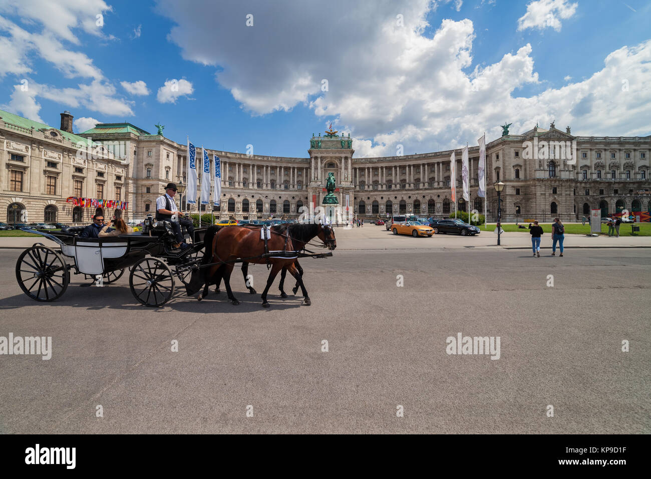 Carrozza a cavallo nella parte anteriore del palazzo imperiale Hofburg - Neue Burg ala, città di Vienna, Austria, Europa Foto Stock
