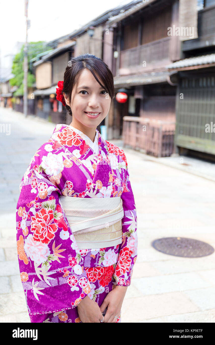 Donna con il kimono giapponese a Kyoto Foto stock - Alamy