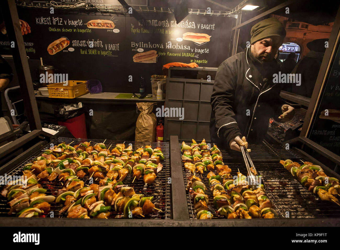 Natale fast food chiosco con grigliate di carne in piazza della Città Vecchia di Praga, Repubblica Ceca, 2 Dicembre 2017 Foto Stock