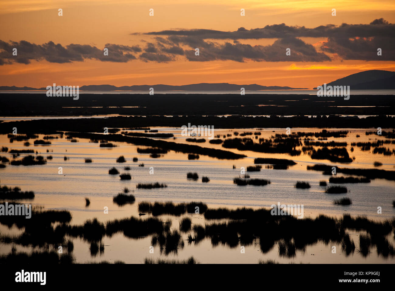 Tramonto sul lago Titicaca in Perù meridionale. Il lago si trova sul confine tra Perù e Bolivia. Ad una altitudine di 12,497 piedi (3,809 m), è la hig Foto Stock