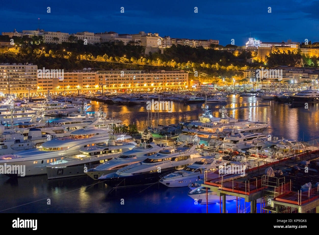 Il porto di Monaco nel Principato di Monaco, un sovrano dello stato della città, situato sulla Riviera Francese. Foto Stock