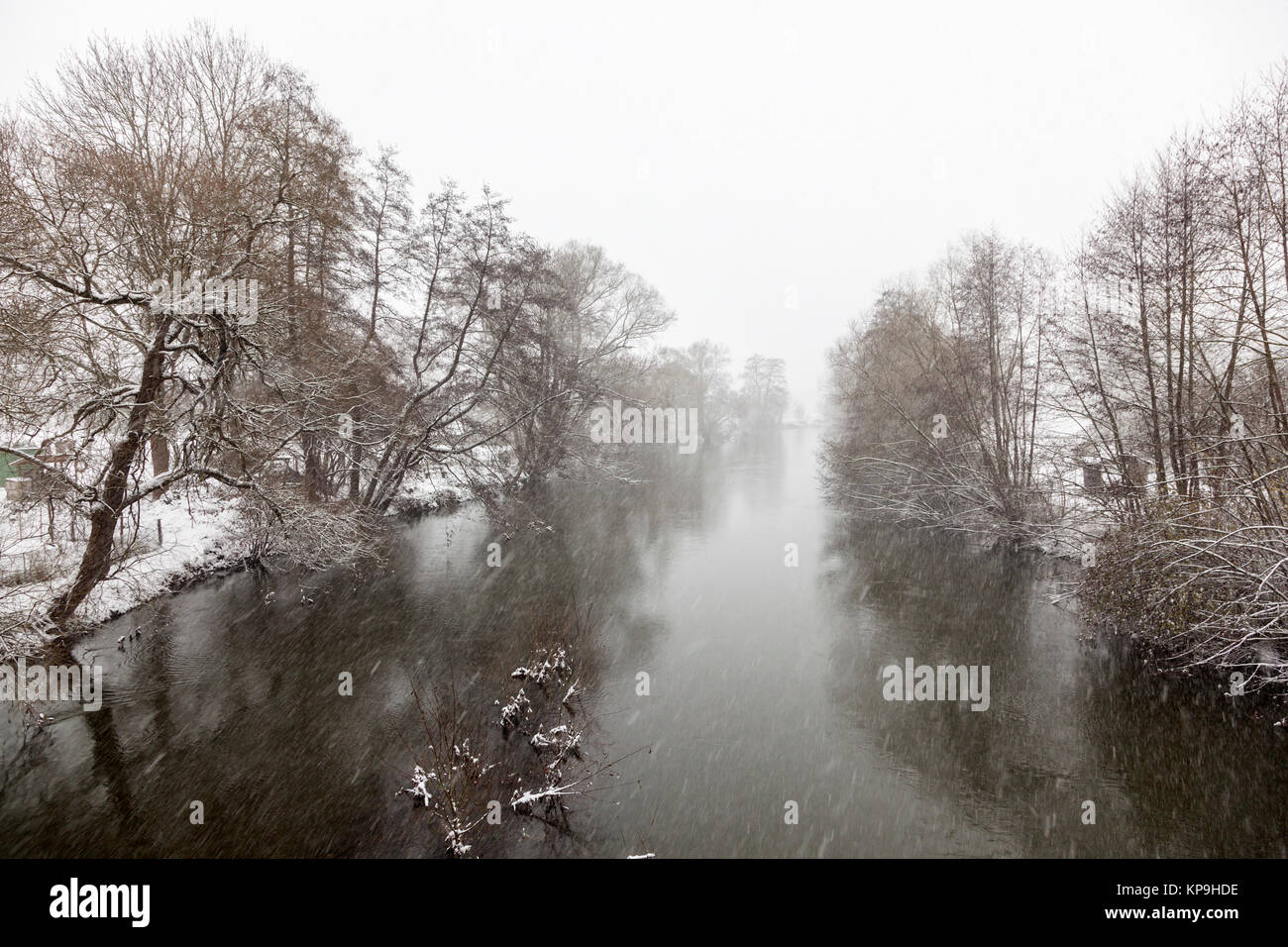 Fiume aneto in città Sinn, provincia Hesse, Germania durante una nevicata in inverno Foto Stock