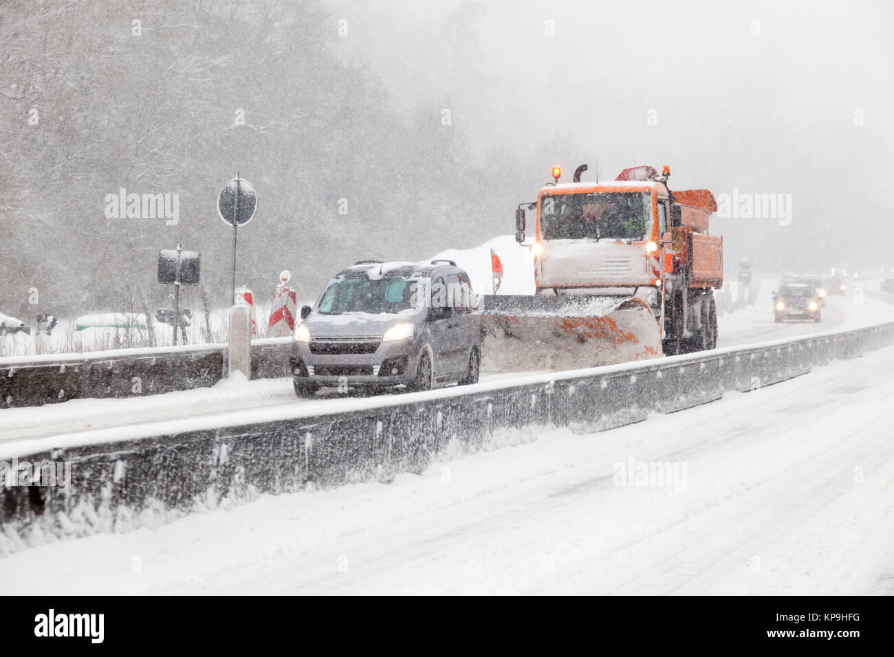 Snow Plough carrello sull'autostrada durante una bufera di neve in inverno Foto Stock