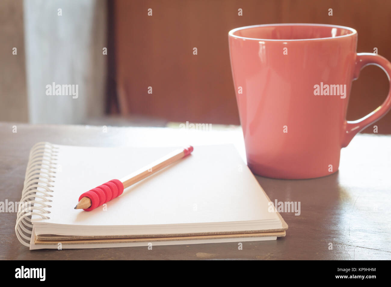 Blank notebook con matita su sfondo grigio Foto Stock