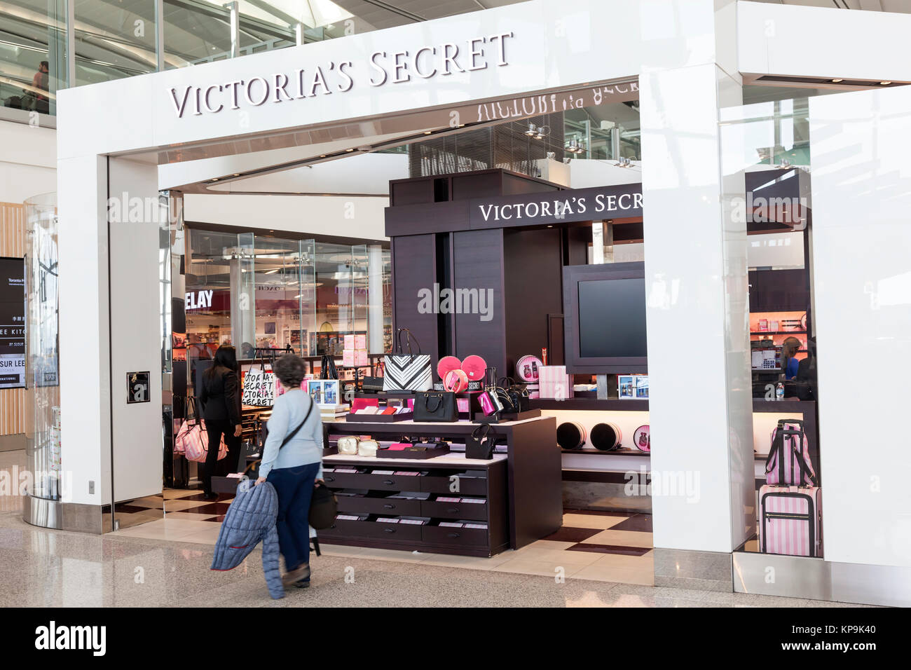 Toronto, Canada - Ott 22, 2017: Victorias Secret shop all'interno dell'Aeroporto Internazionale Pearson di Toronto Foto Stock