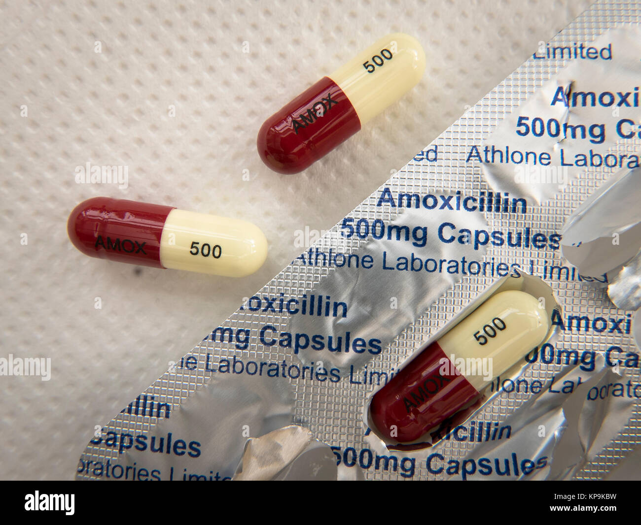 Avvolte in fogli di alluminio color-coded capsule di anti-stress biotici medicina Amoxicillin 500mg NEL REGNO UNITO Foto Stock