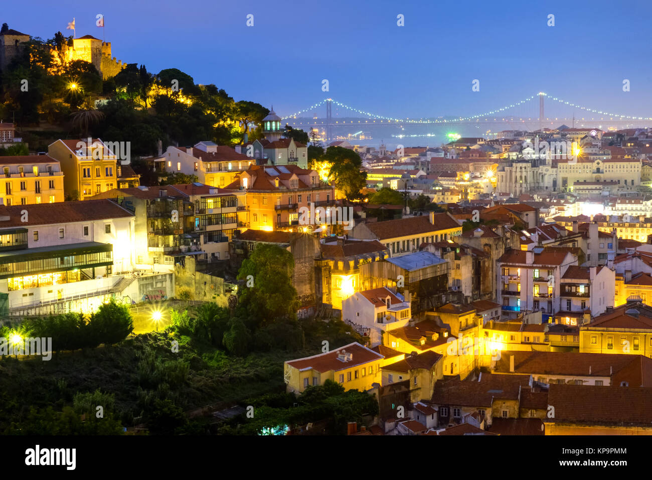 Lisbona in Portogallo di notte con castello e ponte Foto Stock