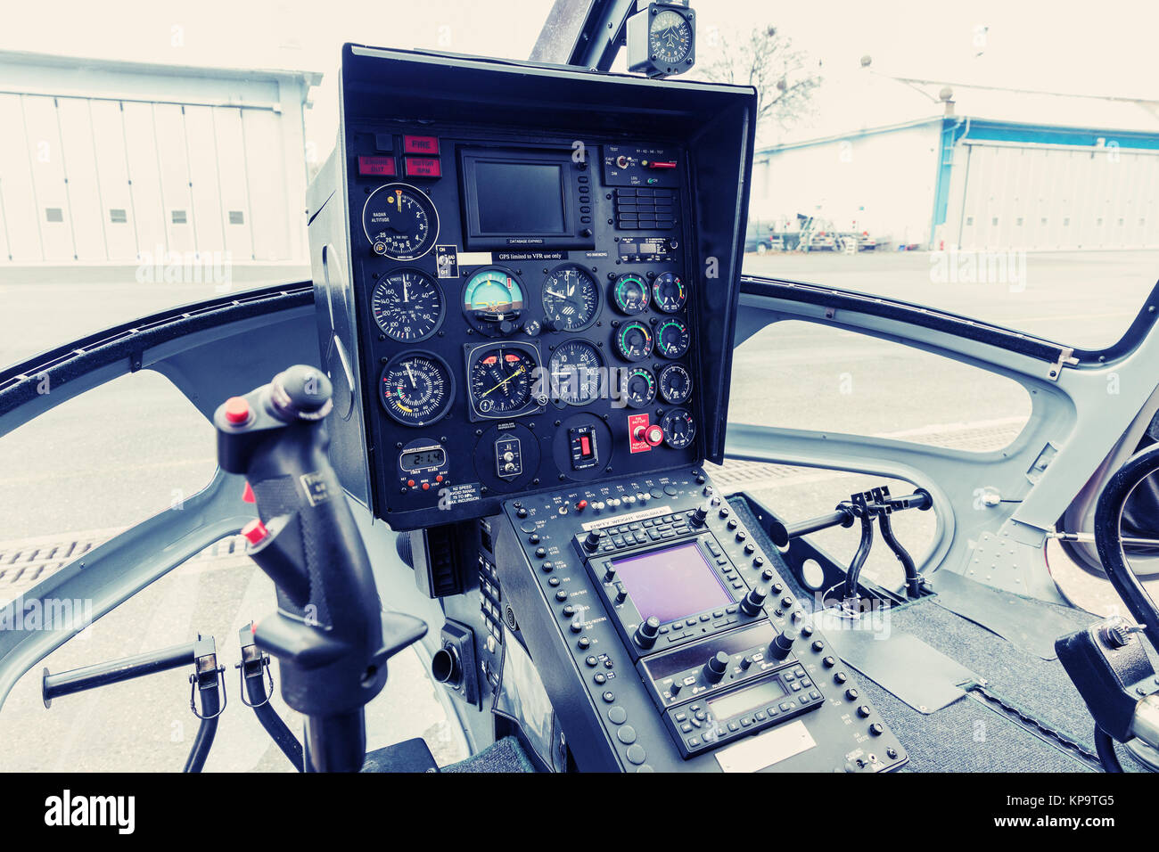Il Cockpit elicottero - pannello strumenti. Interno di elicottero cruscotto di comando, Heli sul terreno. Foto Stock