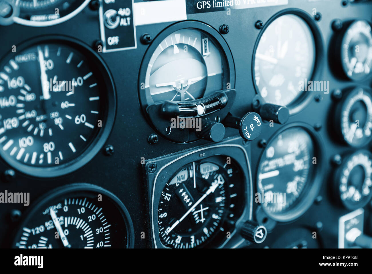 Il Cockpit elicottero - pannello strumenti. Interno di elicottero cruscotto di comando, Heli sul terreno. Colorate in blu Foto Stock