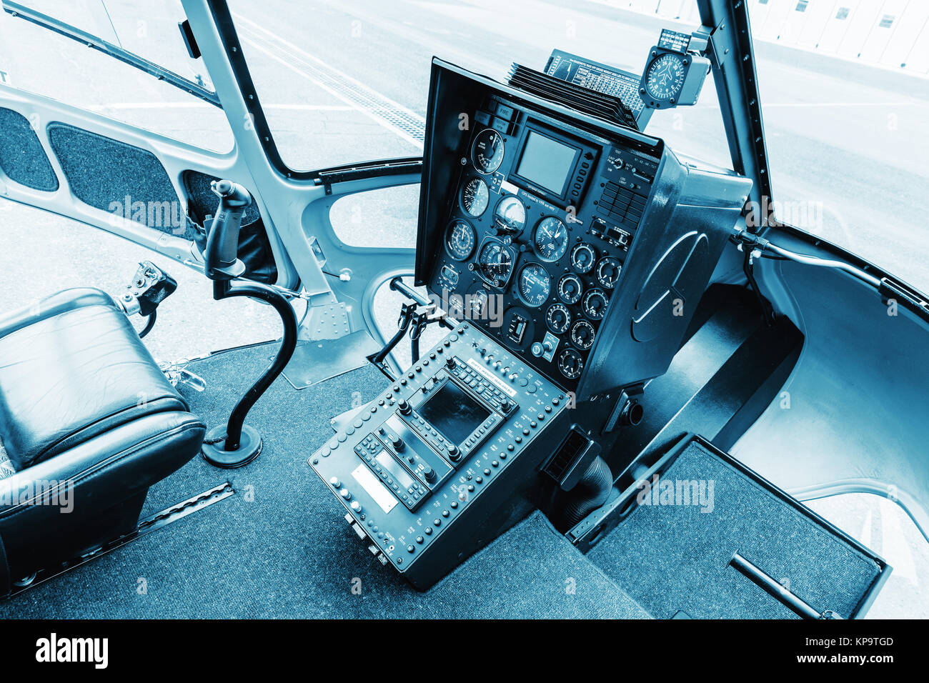 Il Cockpit elicottero - pannello strumenti. Interno di elicottero cruscotto di comando, Heli sul terreno. Colorate in blu Foto Stock