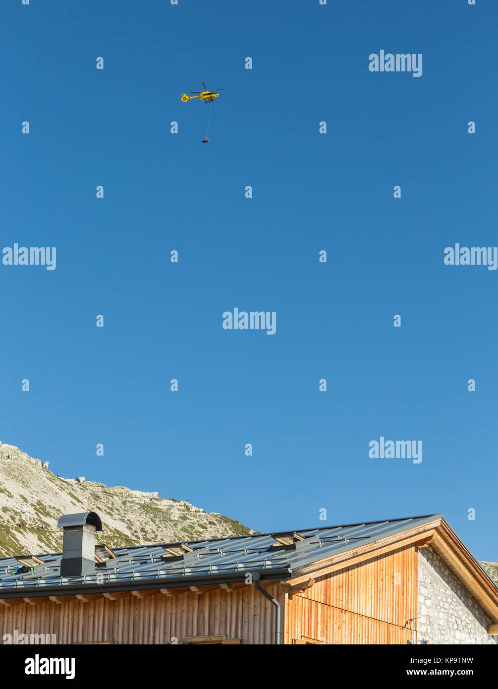 Giallo elicottero usato per operazioni di salvataggio e di soccorso medico elicottero di soccorso scalatore feriti sulle Tre Cime. L'Italia, Dolomiti Foto Stock
