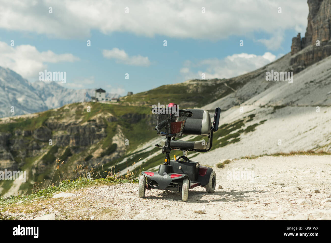 Sedia a rotelle motorizzata per persone monouso, Mobile buggy elettrico sulla montagna, Dolomiti, Italia. Disattivare auto Foto Stock