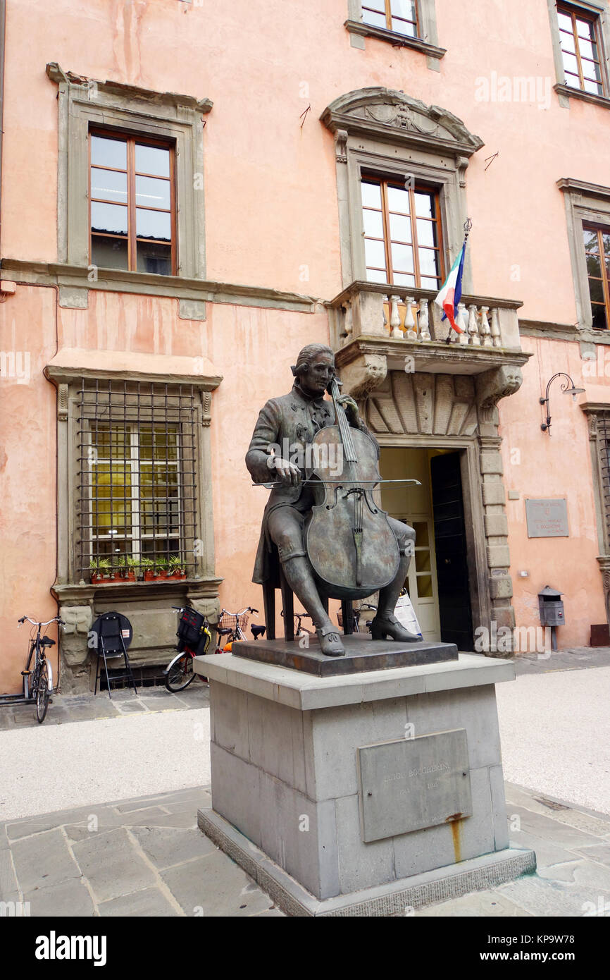 Luigi boccerini monumento davanti a palazzo lippi Foto Stock