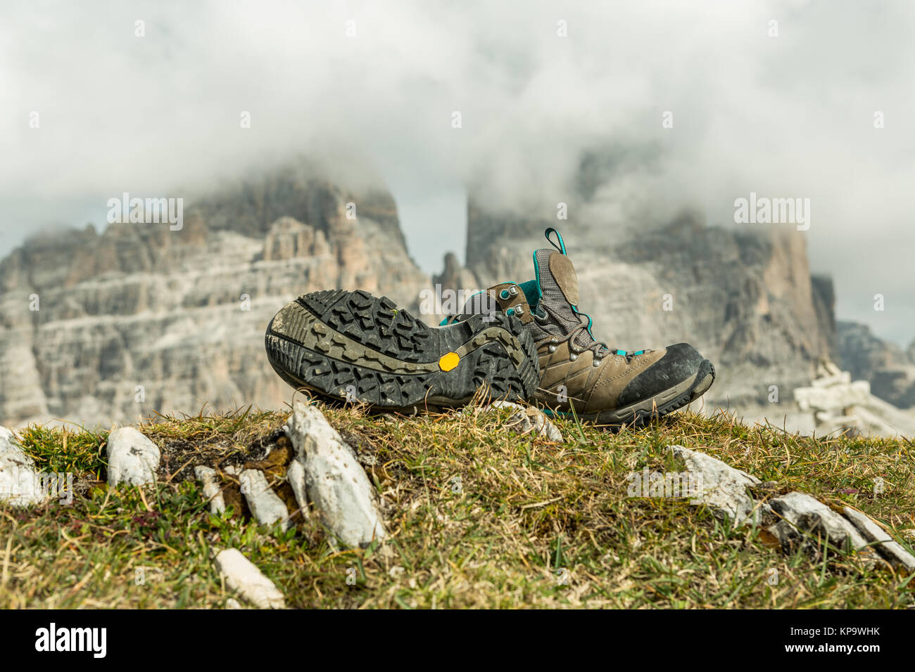 Scarponi da montagna per escursionismo sullo sfondo delle Dolomiti regione  Tre Cimme, Italia. Scarpe da trekking di un escursionista su una roccia in  montagna Foto stock - Alamy