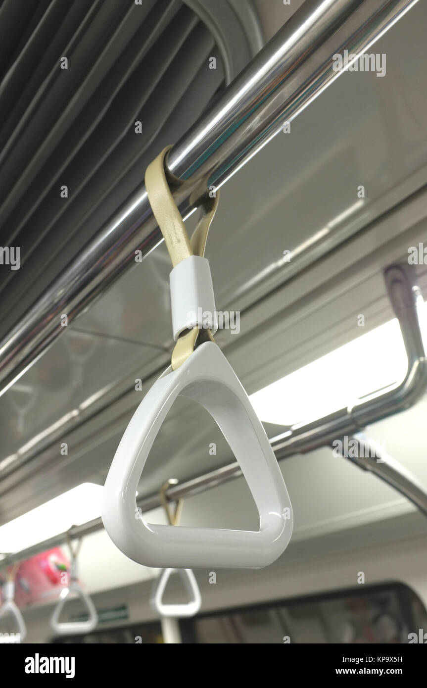 Corrimano bianco per passeggeri in treno Foto Stock