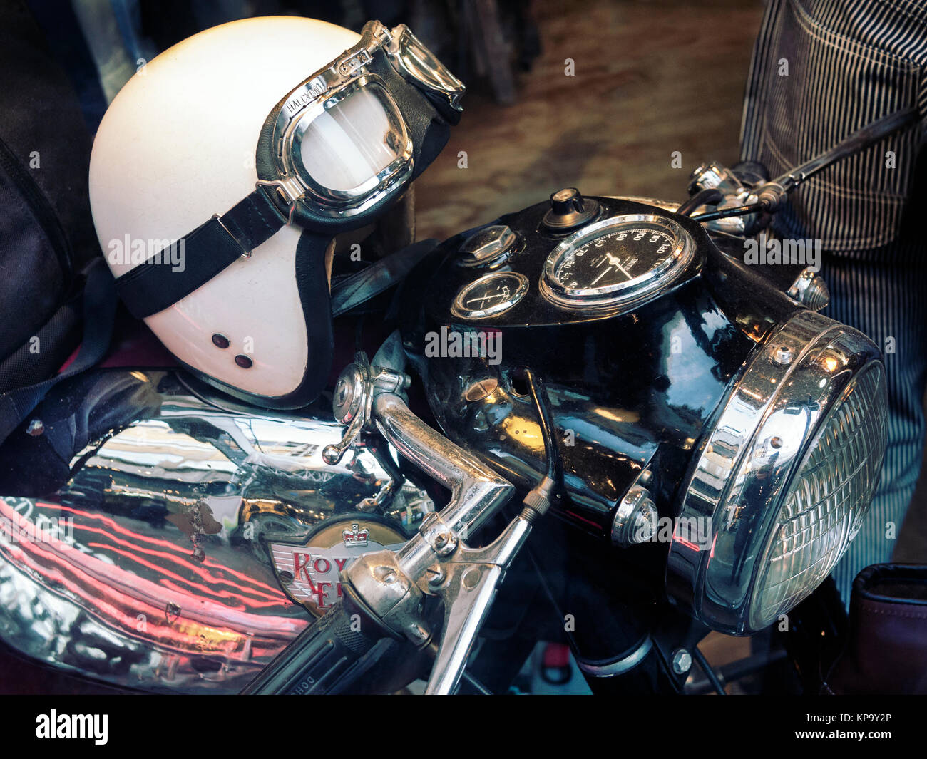 Royal Enfield motociclo con il classico casco sul serbatoio della benzina Foto Stock