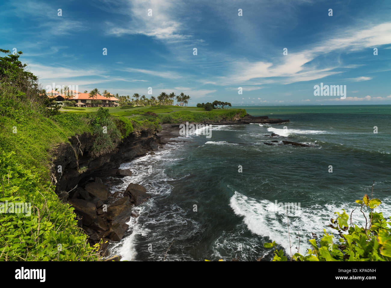 Pura Batu Bolong tempio sulla bella roccia nella luce del mattino, Tanah Lot, Bali, Indonesia. Foto Stock