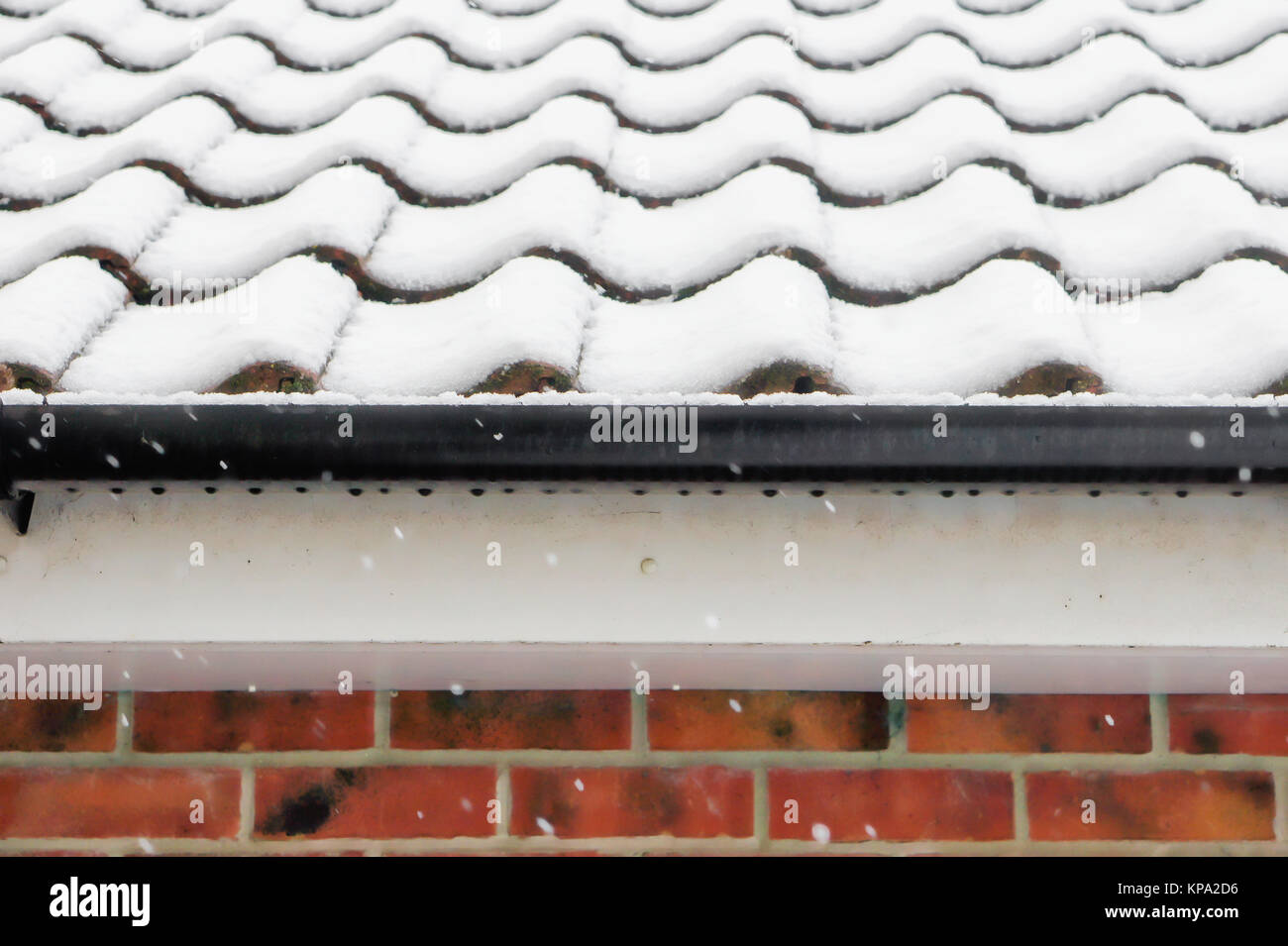 Una parte della superficie esterna di un moderno garage con neve sul tetto Foto Stock