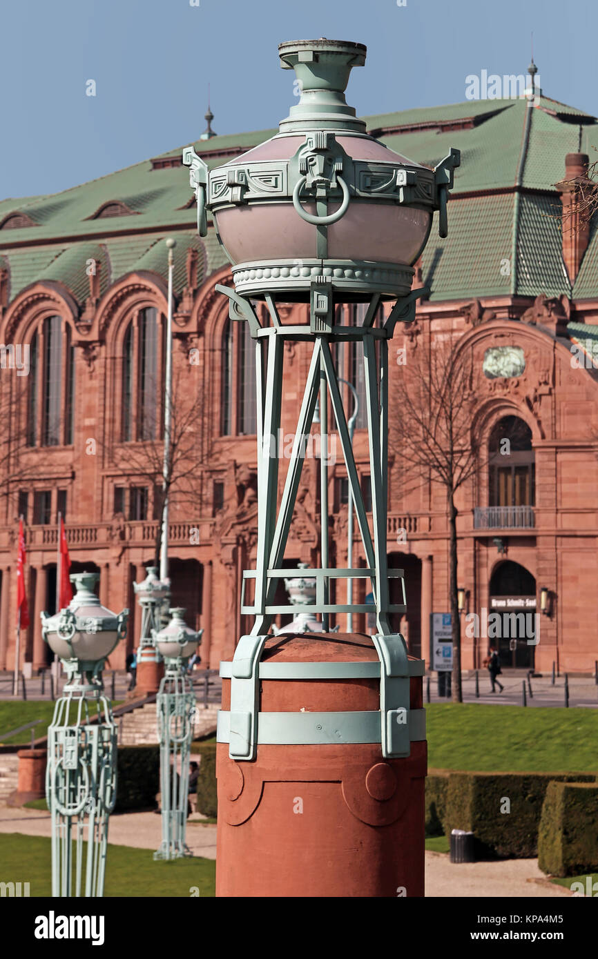 Lanterna Art Nouveau di fronte alla Festhalle Rosengarten a Mannheim Foto Stock