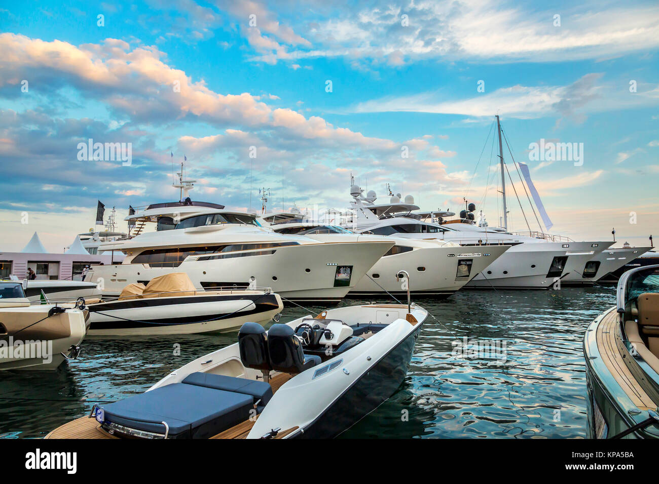 Luxury yacht ancorati nel porto Pierre Canto al Boulevard de la Croisette a Cannes, Francia. Foto Stock