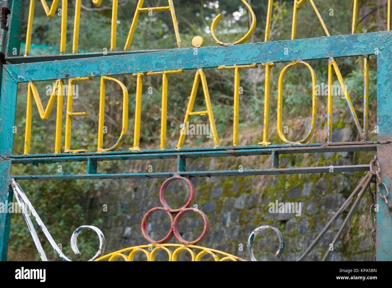 Porta del centro di meditazione e di ritiro in Dharamkot, Dharamshala, India Foto Stock