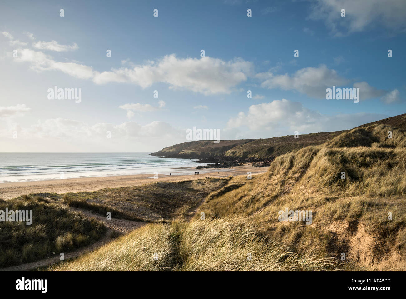 Bella immagine di panorama di acqua dolce West spiaggia con dune di sabbia in Pembrokeshire Wales Foto Stock