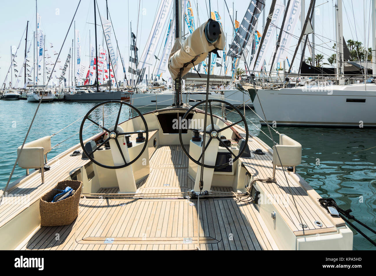 CANNES, Francia - 9 settembre, 2015. Yacht ancorati nel porto Pierre Canto al Boulevard de la Croisette a Cannes, Francia. YACHTING FESTIVAL 2015 Foto Stock