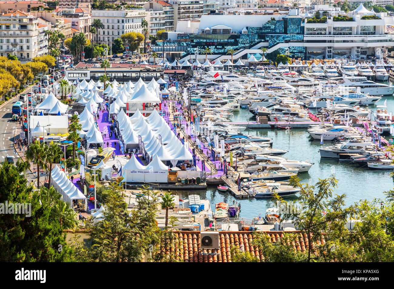 CANNES, Francia - 9 settembre, 2015. Yacht ancorati nel porto Pierre Canto al Boulevard de la Croisette a Cannes, Francia. YACHTING FESTIVAL 2015 Foto Stock