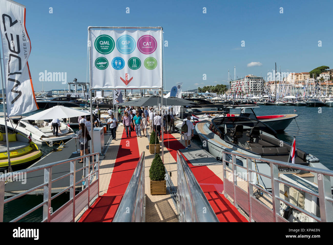 CANNES, Francia - 9 settembre, 2015. Yacht ancorati nel porto Pierre Canto al Boulevard de la Croisette a Cannes, Francia. YACHTING FESTIVAL 2015 Foto Stock