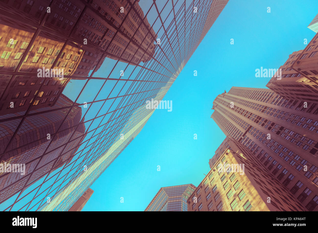 Vista delle strutture architettoniche del Chrysler Building, e i suoi riflessi, New York New York. Elaborati con i filtri. Foto Stock Vista delle strutture architettoniche del Chrysler Building, e i suoi riflessi, New York New York. Elaborati con i filtri. Foto Stock